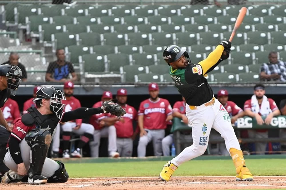 Estrellas Orientales siguen invictas y vencen 9-4 a los Gigantes del Cibao 1 Rodolfo Castro y Eguy Rosario encendieron la chispa ofensiva con jonrones consecutivos