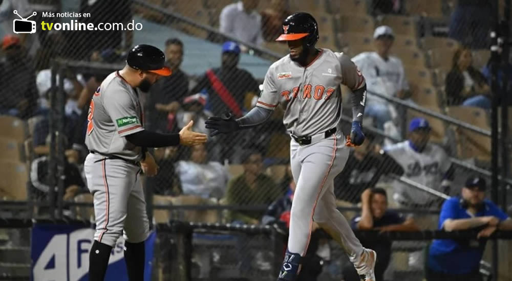Bryan De la Cruz conecta Grand Slam y guía triunfo de los Toros del Este sobre el Licey
